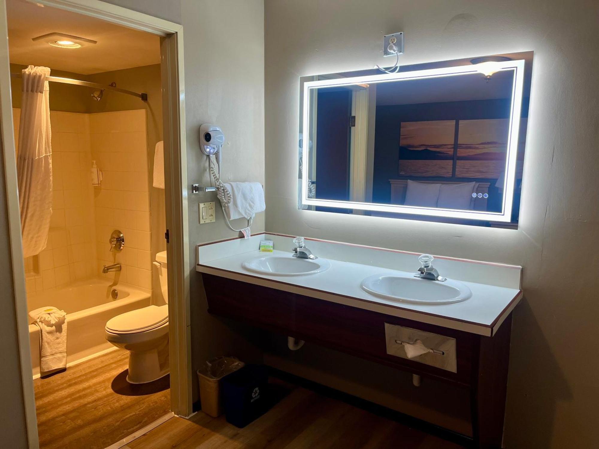 Days Inn By Wyndham Seatac Airport Экстерьер фото