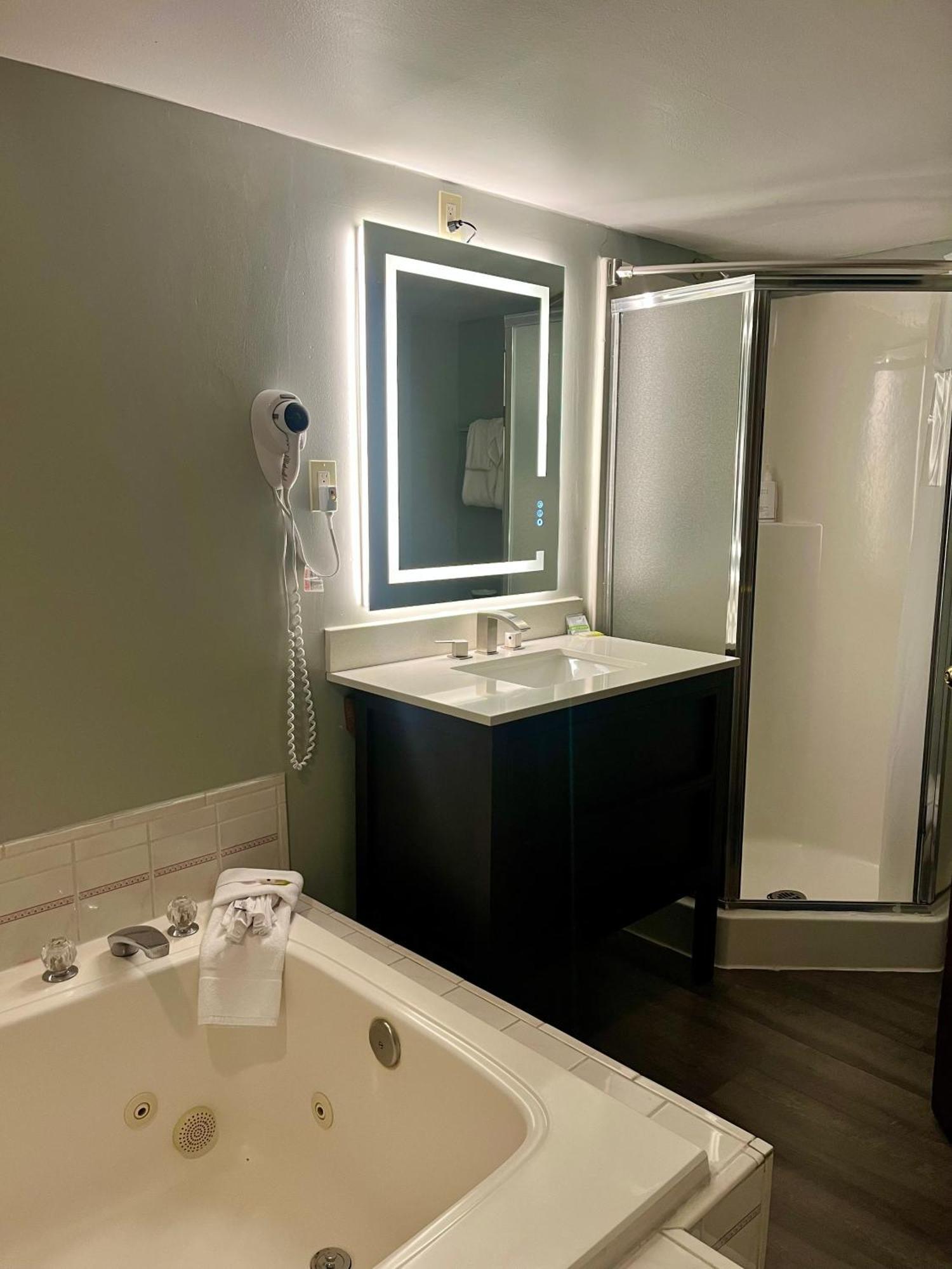 Days Inn By Wyndham Seatac Airport Экстерьер фото